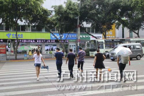 絕大多數(shù)市民都做到了自覺禮讓斑馬線，不橫穿馬路，不翻越欄桿，做到車讓人、人讓車