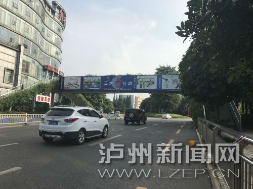 主干道上隨處可見創(chuàng)文宣傳廣告。 記者 肖婷 攝